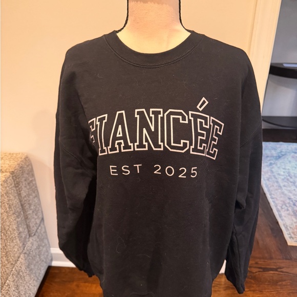 Gildan Tops - Gildan Black Crewneck Sweater - Unisex